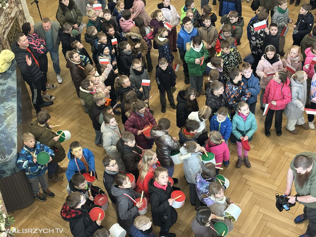 Około 300 dzieci uroczyście odśpiewało Hymn Polski