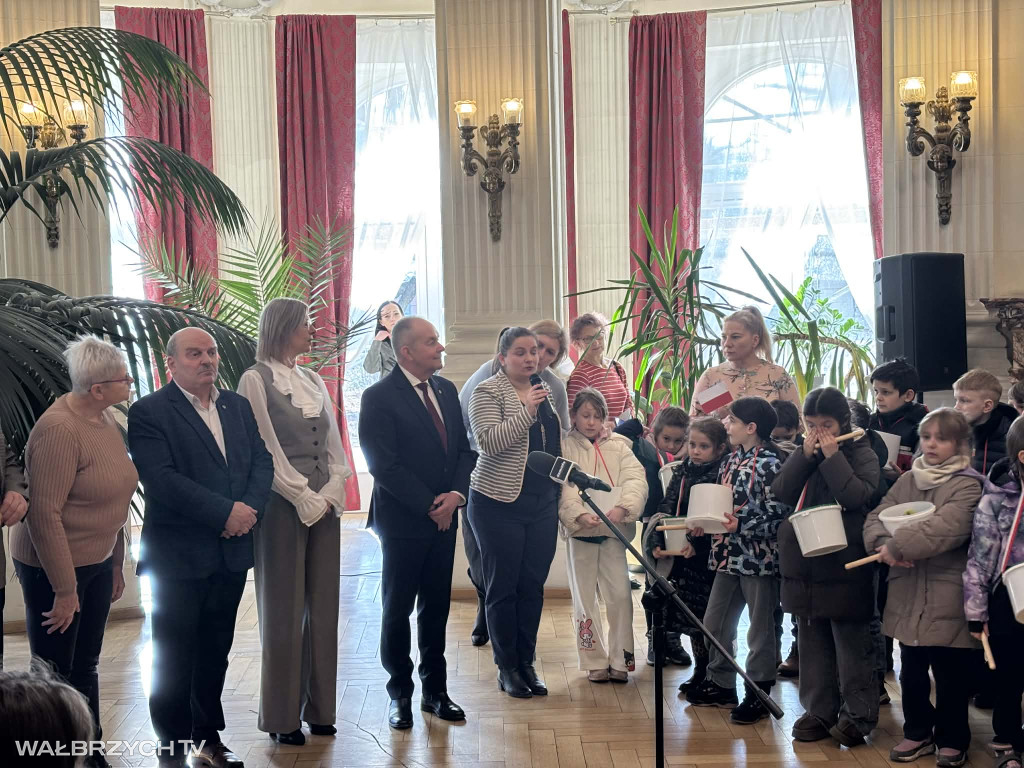 Około 300 dzieci uroczyście odśpiewało Hymn Polski