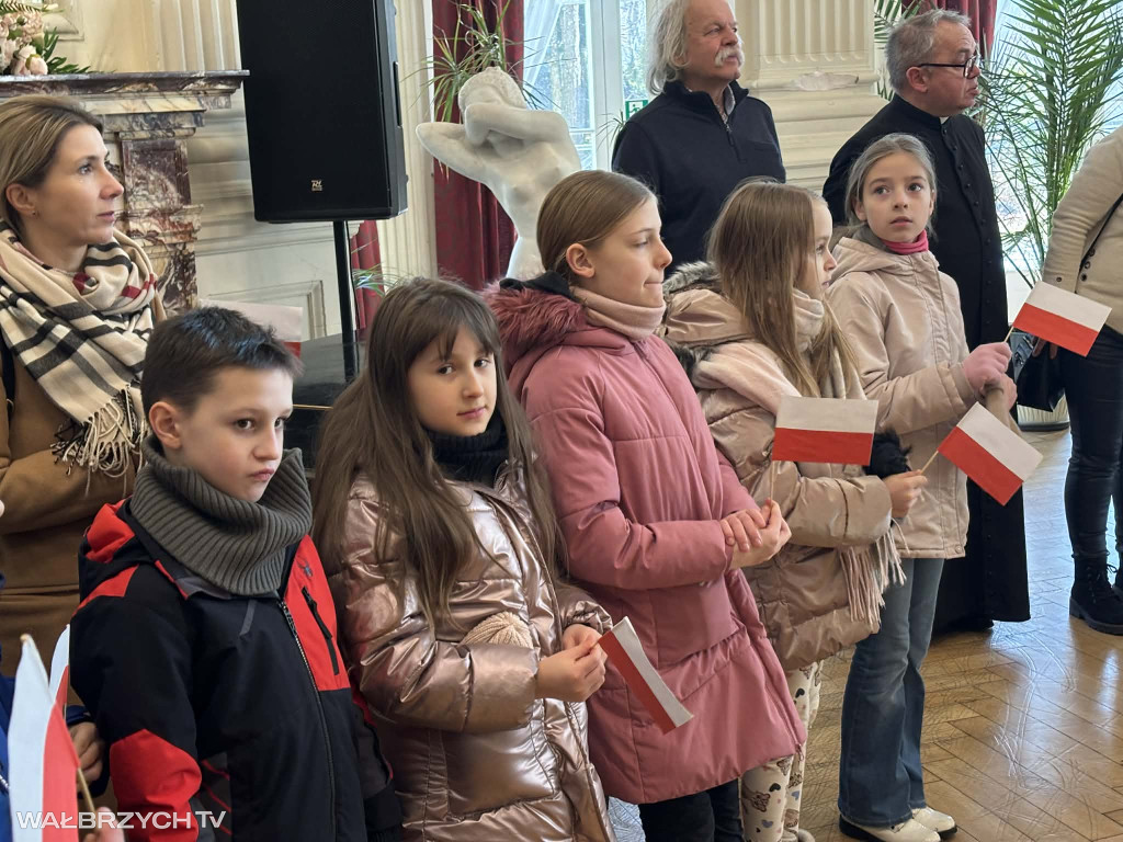 Około 300 dzieci uroczyście odśpiewało Hymn Polski