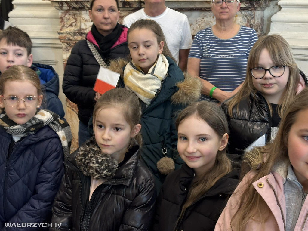 Około 300 dzieci uroczyście odśpiewało Hymn Polski