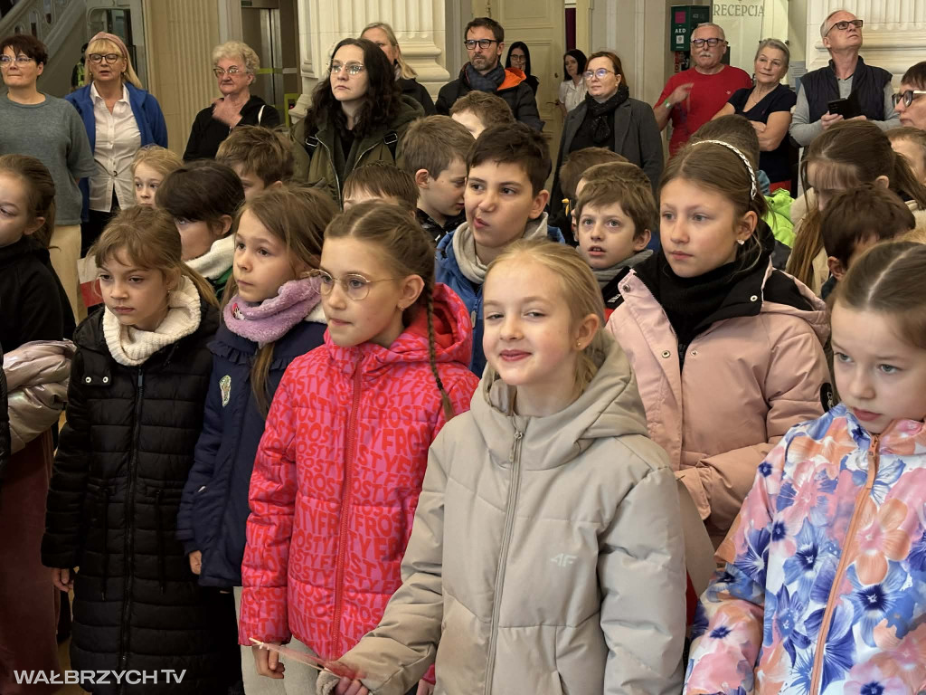 Około 300 dzieci uroczyście odśpiewało Hymn Polski