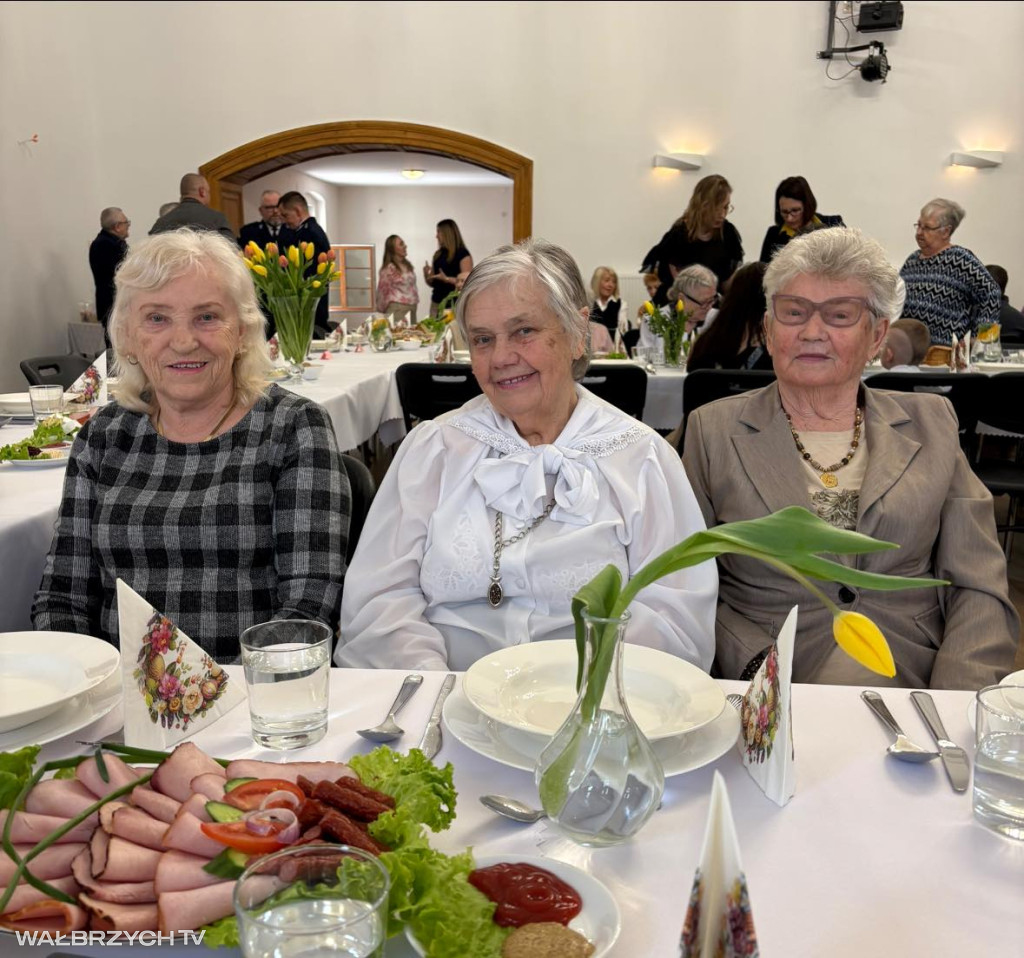 Mieszkańcy Głuszycy usiedli przy wspólnym stole