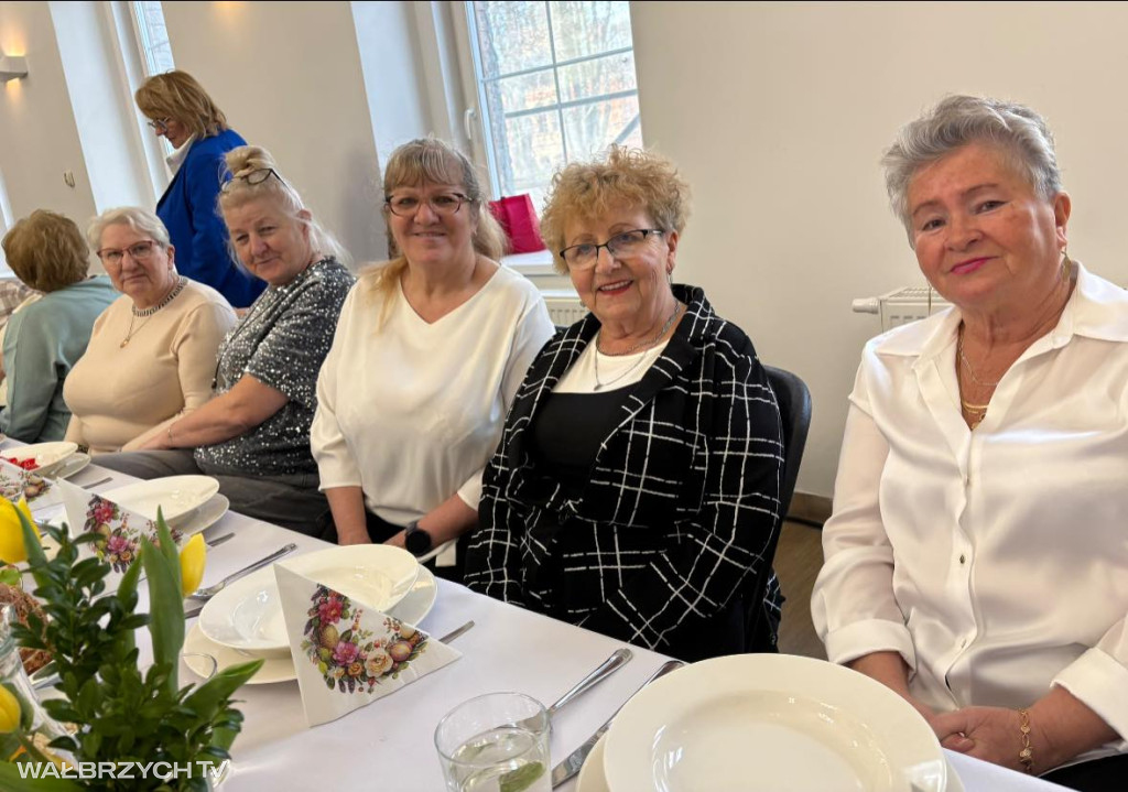 Mieszkańcy Głuszycy usiedli przy wspólnym stole