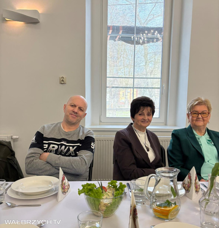 Mieszkańcy Głuszycy usiedli przy wspólnym stole