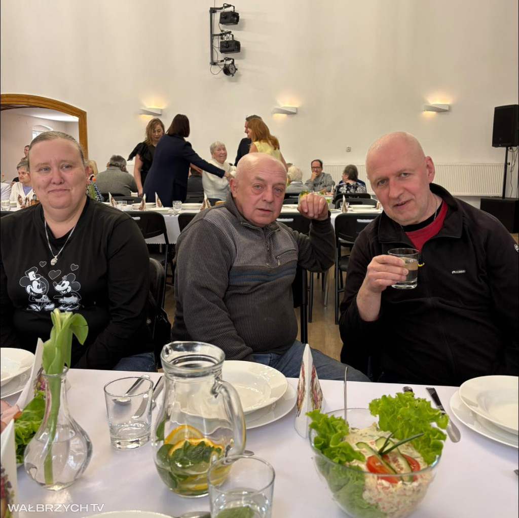 Mieszkańcy Głuszycy usiedli przy wspólnym stole