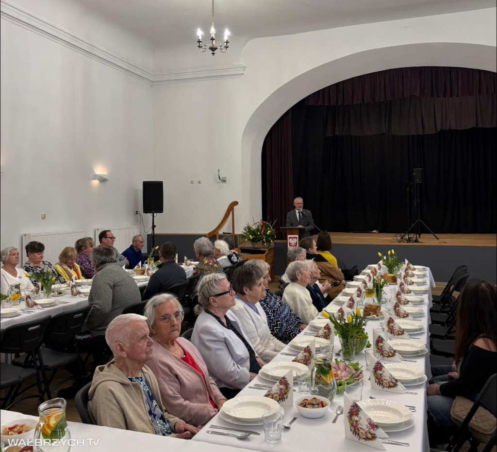 Mieszkańcy Głuszycy usiedli przy wspólnym stole