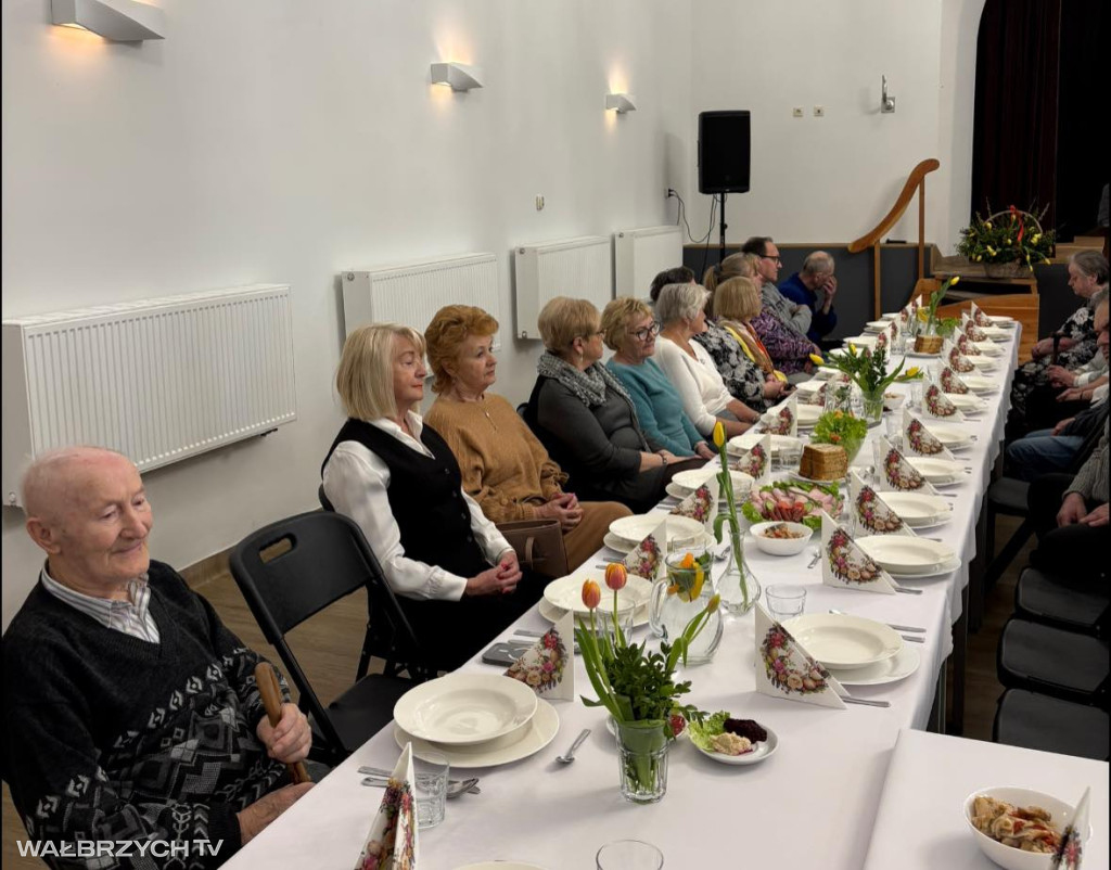 Mieszkańcy Głuszycy usiedli przy wspólnym stole