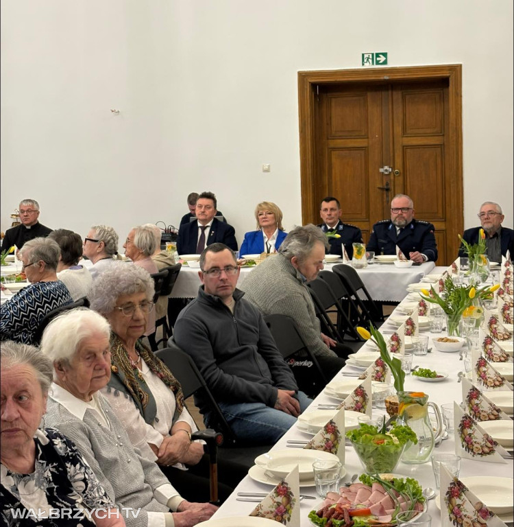 Mieszkańcy Głuszycy usiedli przy wspólnym stole