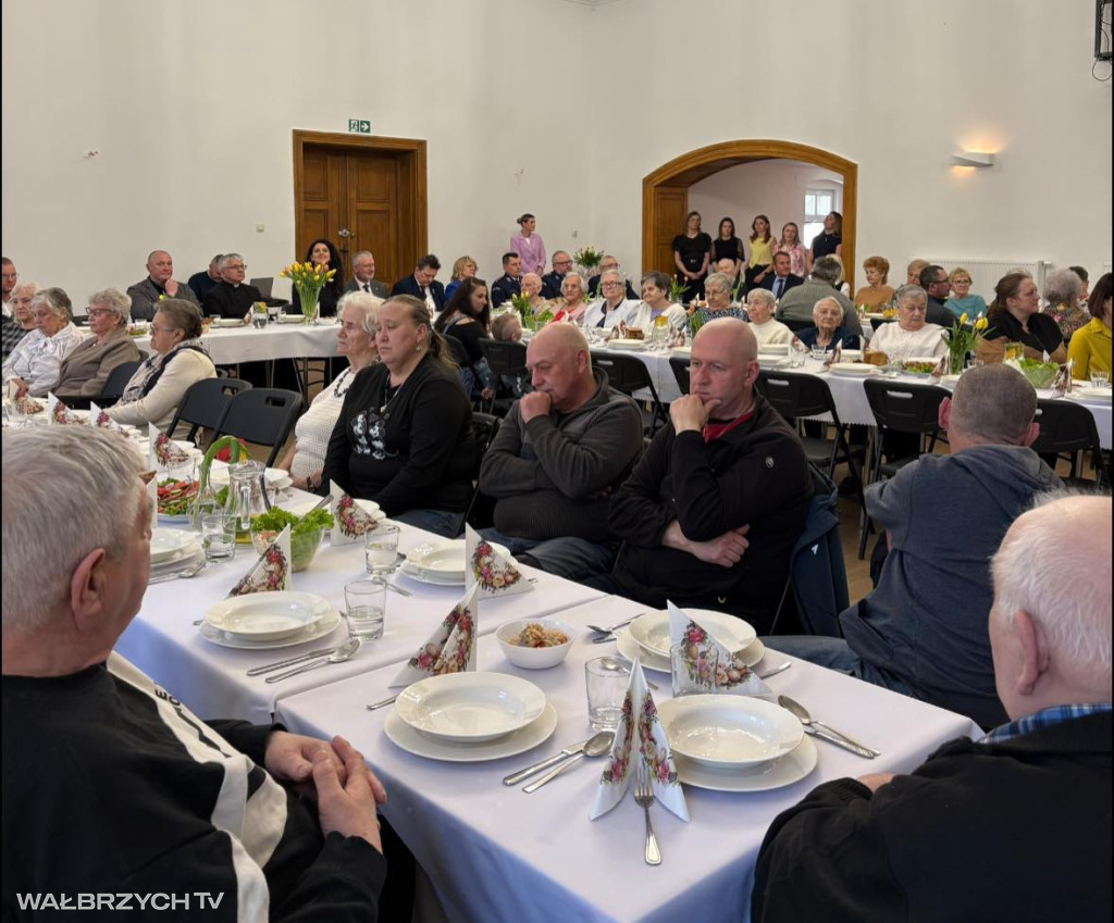 Mieszkańcy Głuszycy usiedli przy wspólnym stole