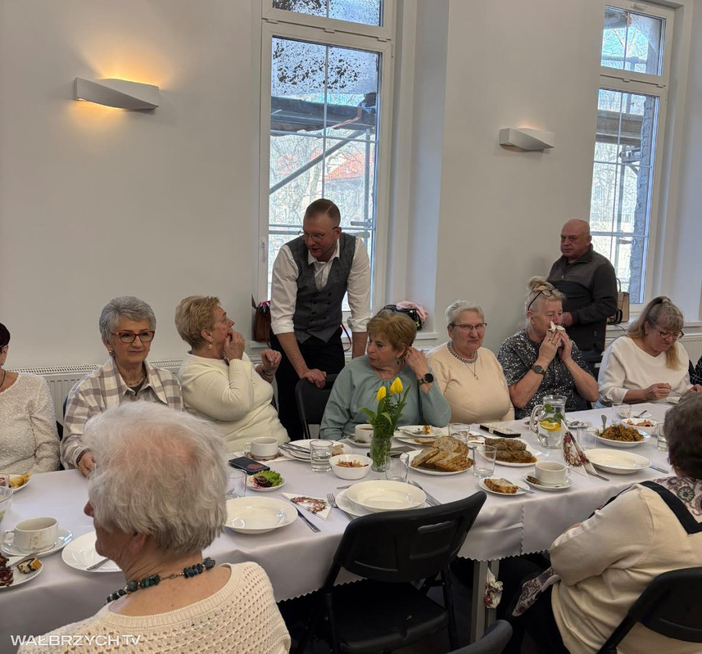 Mieszkańcy Głuszycy usiedli przy wspólnym stole