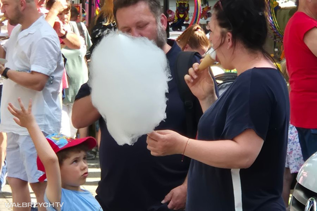 Dzień Dziecka w Jedlinie Zdroju młodzi najmłodszym
