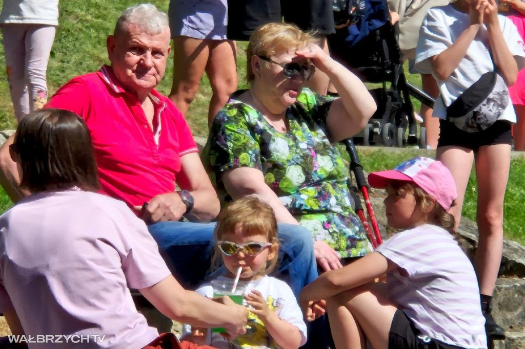 Dzień Dziecka w Jedlinie Zdroju młodzi najmłodszym