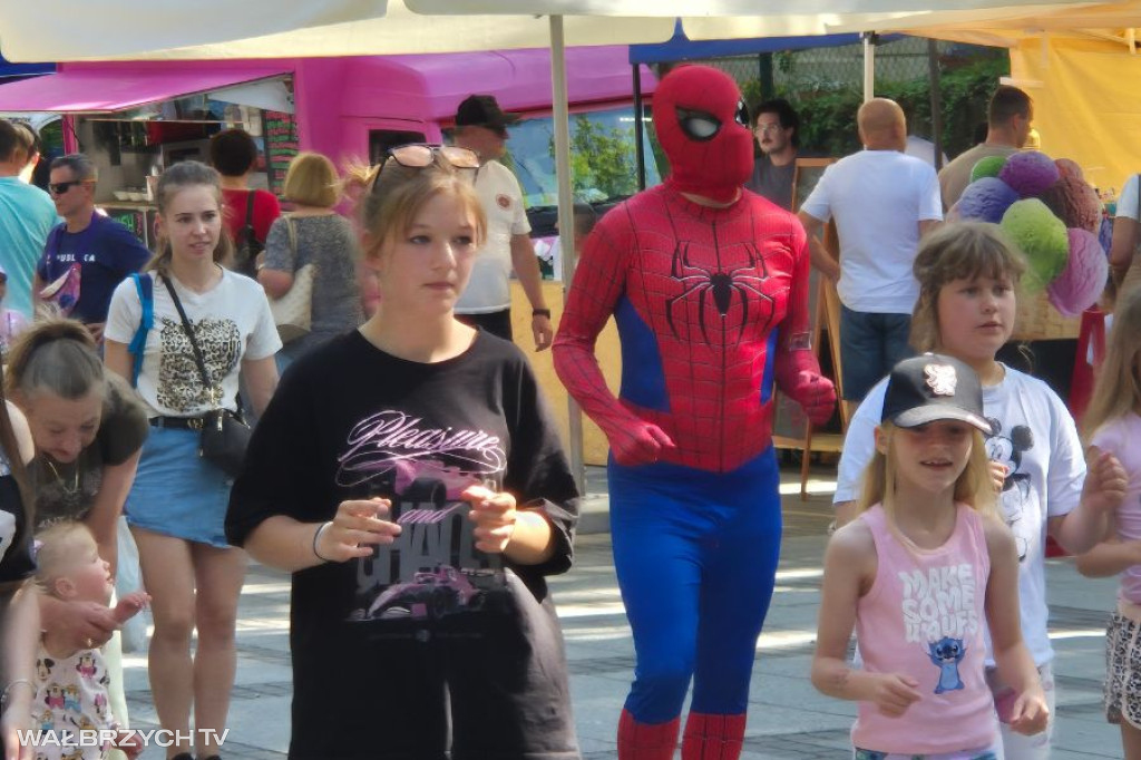Dzień Dziecka w Jedlinie Zdroju młodzi najmłodszym