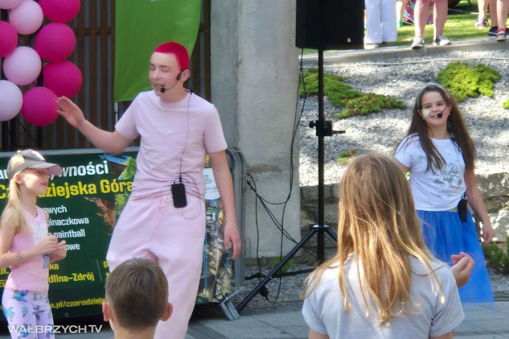 Dzień Dziecka w Jedlinie Zdroju młodzi najmłodszym