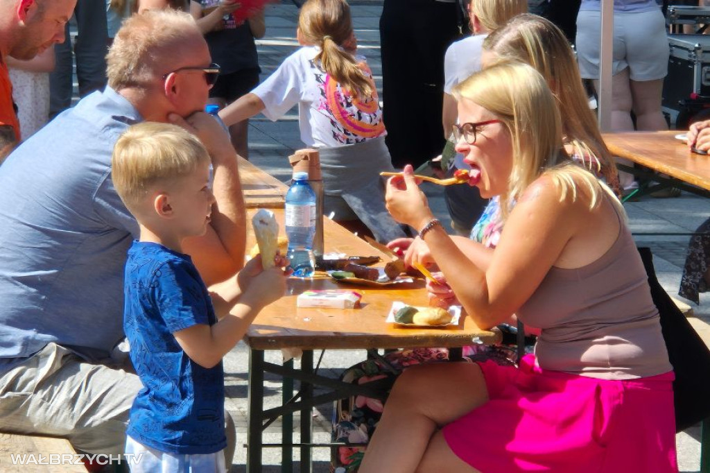 Dzień Dziecka w Jedlinie Zdroju młodzi najmłodszym