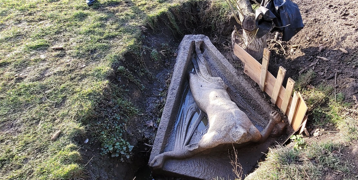 Sobótka: Granitowy tors odkryty w ziemi