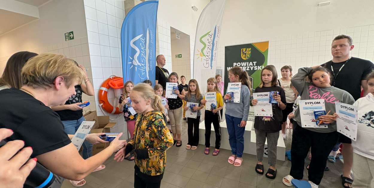 Wielkie wodne szaleństwo w głuszyckim „Delfinku”! Młodzi pływacy dali czadu