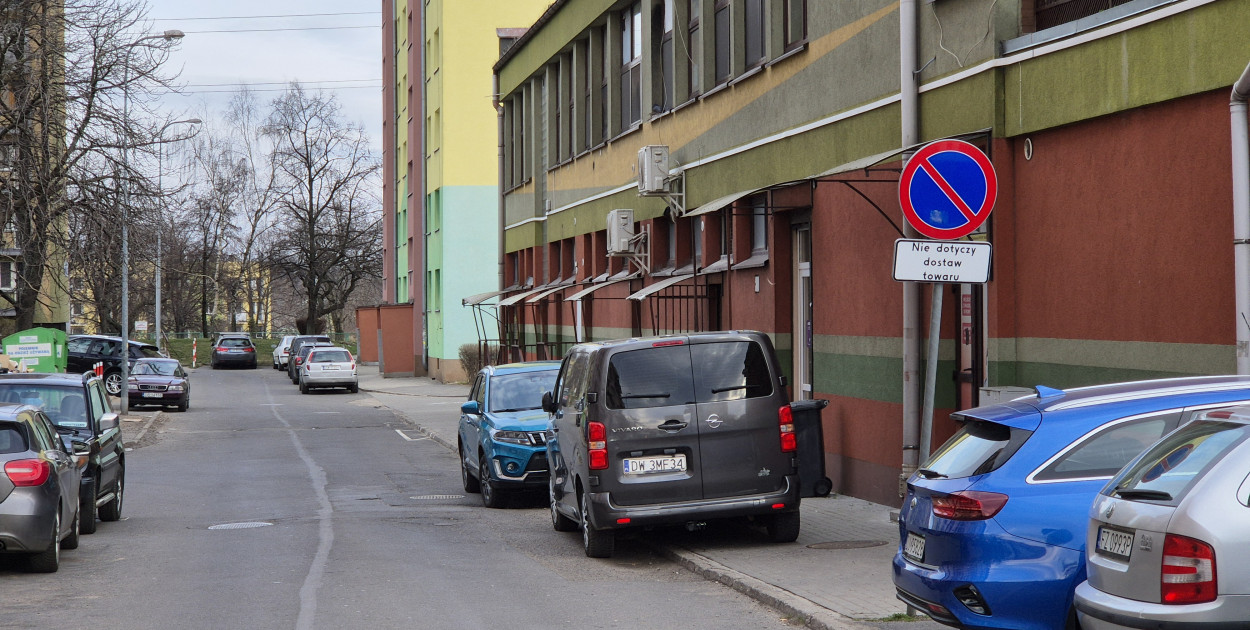 Zakaz stawania obowiązuje całą dobę