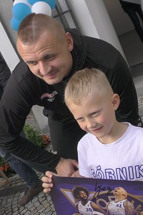 Koszykarze spotkali się z fanami w Śródmieściu-387