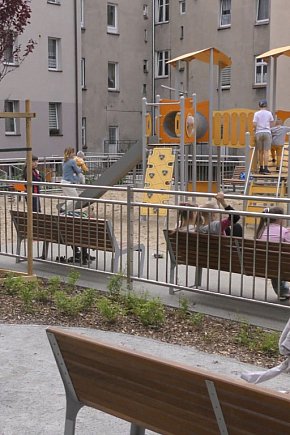 Odnowione podwórko przy ul. Paderewskiego-419
