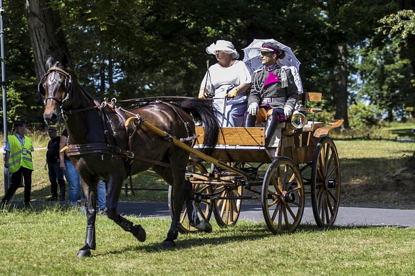 Śniadanie na trawie i zabytkowe powozy