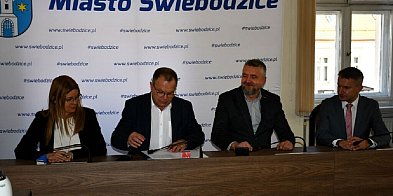 Świebodzice: Nowa flota do zarządzania odpadami-15620