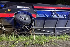Wypadek na A4. Autokar z pasażerami wypadł z jezdni-16961