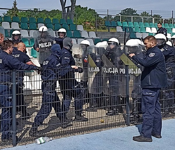 Policjanci kontra policjanci -17188