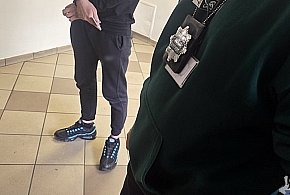 Chciał zabłysnąć przed znajomymi, uszkodził szybę-17304