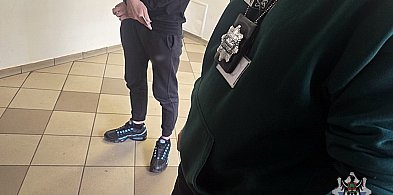 Chciał zabłysnąć przed znajomymi, uszkodził szybę-17304