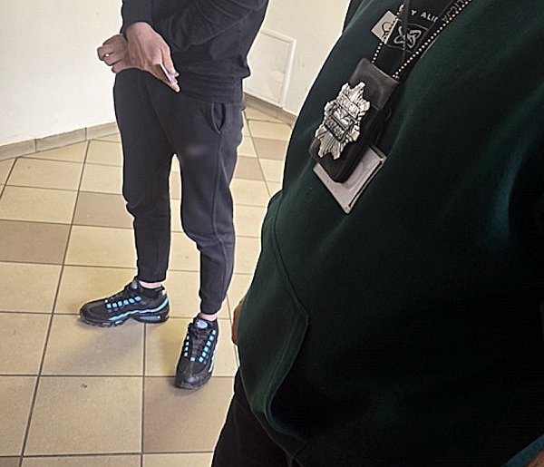 Chciał zabłysnąć przed znajomymi, uszkodził szybę-17304