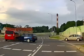 Czerwony Mercedes wjechał na czerwonym-17610