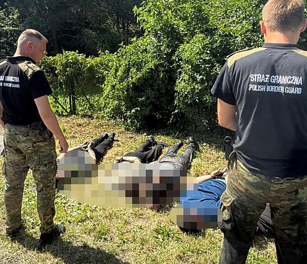 Rumun i przemycani migranci zatrzymani na A4-18144