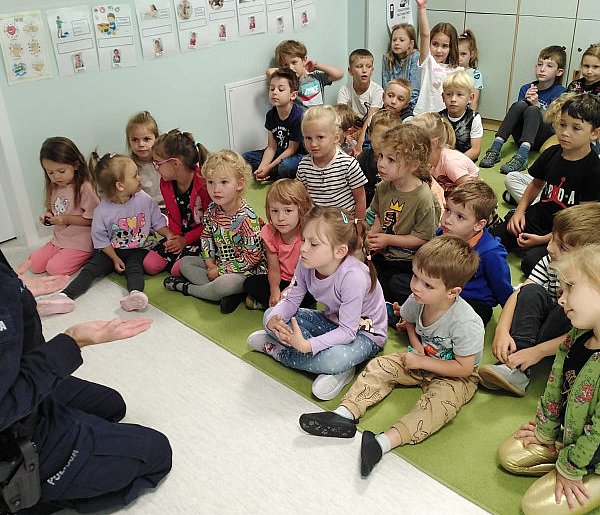 Nie tylko bajki i klocki. W Clever Garden uczą się, jak zadzwonić na 112-18330