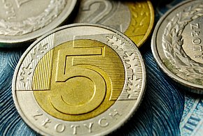 Setki tysięcy Polaków otrzymały nowe świadczenie. Co z resztą?-18374