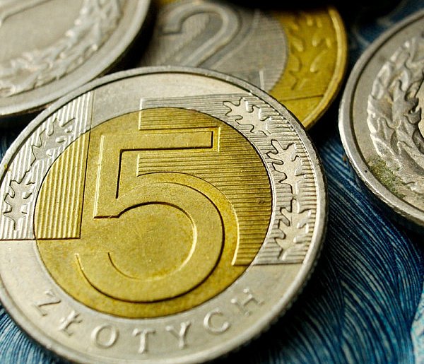 Setki tysięcy Polaków otrzymały nowe świadczenie. Co z resztą?-18374