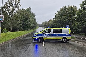 Auto uderzyło w drzewo na ul. Świdnickiej:  Jedna osoba nie żyje-19788