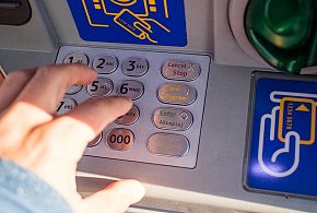 Z kont znikały pieniądze. Policja i bank badają ogólnopolski incydent-20794