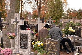 Savoir-vivre na 1 listopada. Jak się zachować podczas wizyty na cmentarzu?-20958