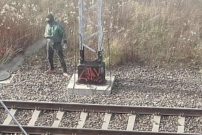Podejrzani ludzie kręcą się obok torów?-21011