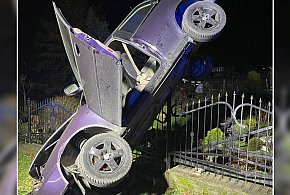 Auto zaparkowało na płocie... pionowo-21095