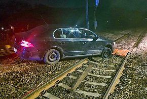 Wjechał w zamkniętą drogą i zawisł na torach-21122