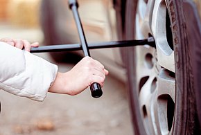 Z pozoru drobiazg, a może skończyć się tragedią. Urząd ostrzega kierowców-21159