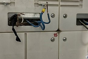 ''Pociągnęła'' prąd z korytarza. Trafiła w ręce policji-21245