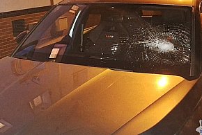 Cegłówką w auto sąsiada. Nie wie dlaczego to zrobił-21296