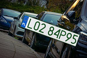 Tablice z zielonymi napisami na kolejnych autach. Nie chodzi o "elektryki"-22282