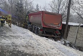 Kierowca ciężarówki zasłabł i zjechał z drogi-22507