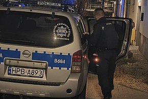 Była zagubiona i zdezorientowana. Pomogli policjanci