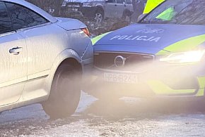 Kolizja w Jedlinie-Zdroju. Na jedno z aut osunęło się nowe policyjne Volvo