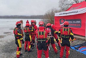 Policjanci ćwiczyli ratownictwo na lodzie